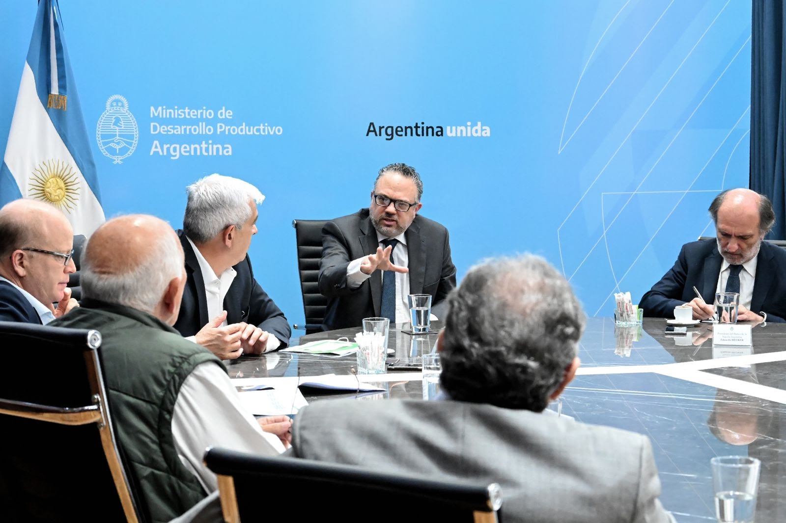 En este momento estás viendo Los ministros Kulfas y Domínguez avanzan con un plan de industrialización avícola para los próximos 5 años