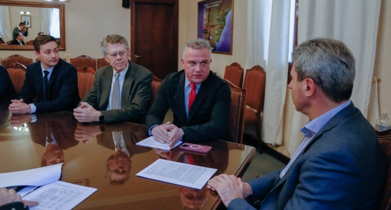 Lee más sobre el artículo El gobernador Uñac recibió a la gerencia del Proyecto Los Azules