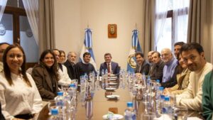 Lee más sobre el artículo El gobernador recibió a integrantes de la Unión Industrial de San Juan