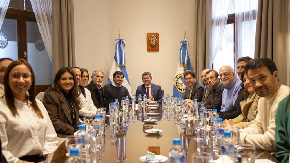 Lee más sobre el artículo El gobernador recibió a integrantes de la Unión Industrial de San Juan