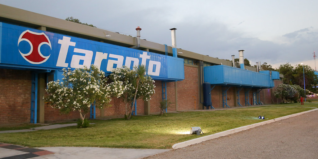 En este momento estás viendo El gobernador Marcelo Orrego reafirmó el apoyo provincial a la inversión privada durante una recorrida por la planta industrial de Taranto